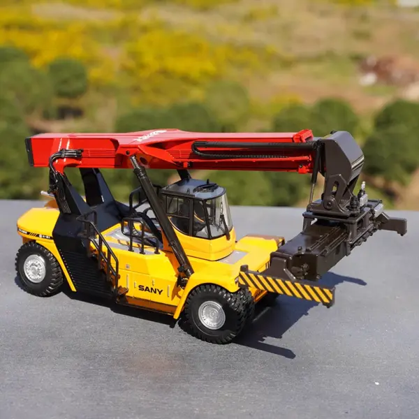 1:50 Scale Sany Alloy Reach Stacker Model - Image 3