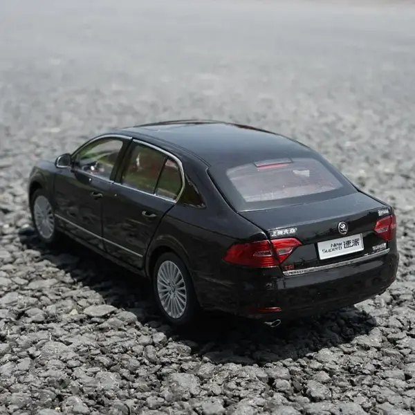 1:18 Scale Skoda Superb Diecast Model Car - Image 4