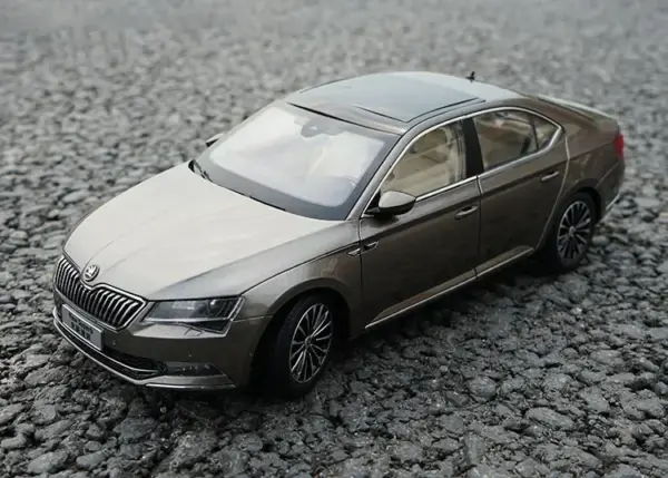 1:18 Scale Diecast Skoda Superb Car Model - Image 7