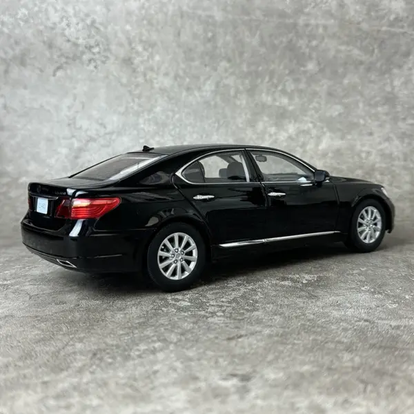 1:18 Scale Diecast Lexus LS460 Model Car - Image 3