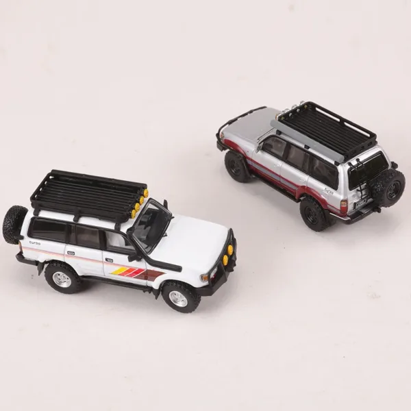 1:64 Toyota Land Cruiser LC80 Diecast Model Car - Image 5