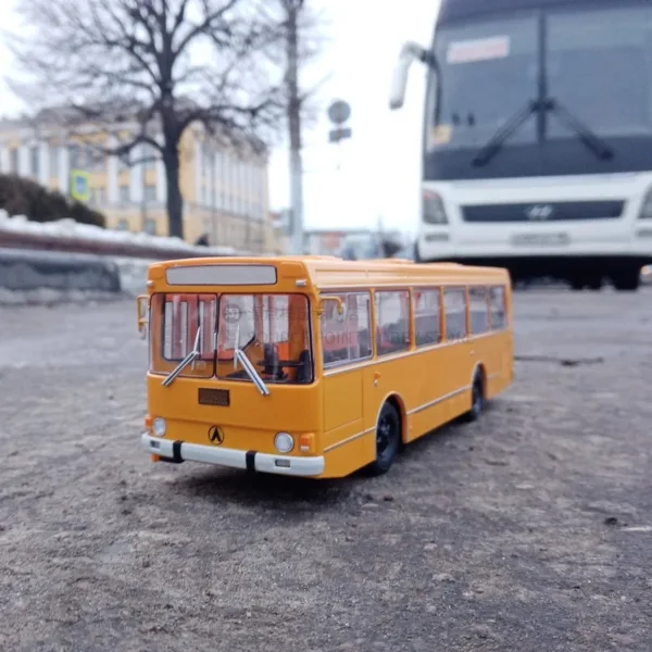 1/43 Scale Diecast LAZ-4202 Bus Model - Image 2