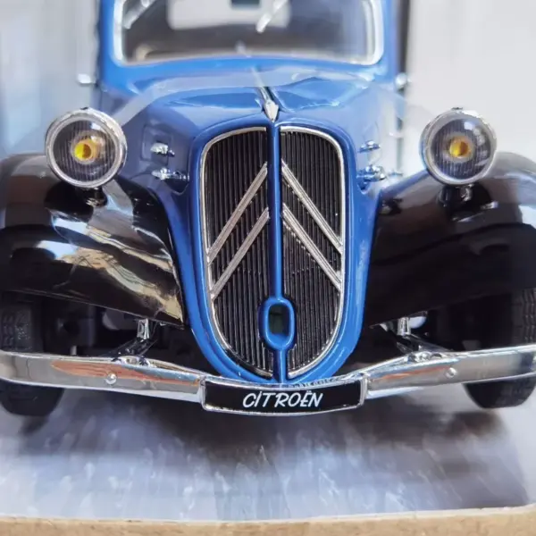 1:18 Scale Citroën Traction 1937 Diecast Model - Image 5