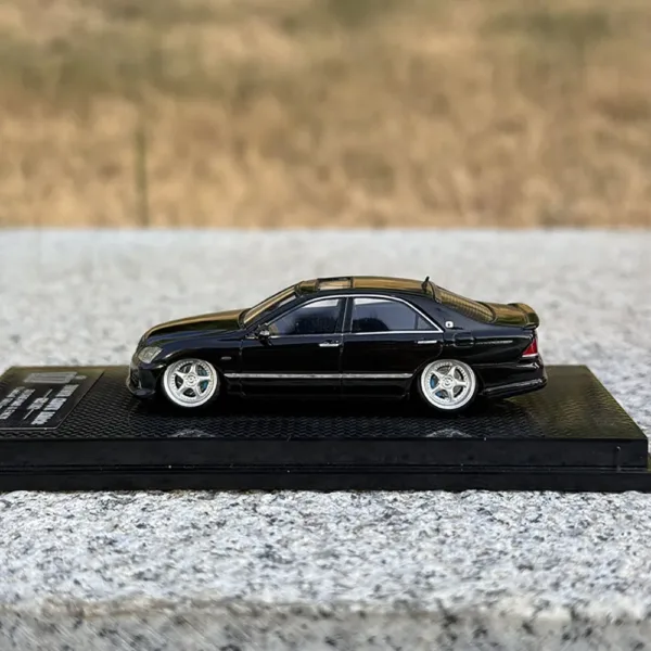 1:64 Scale Toyota Crown Resin Model Car - Image 8