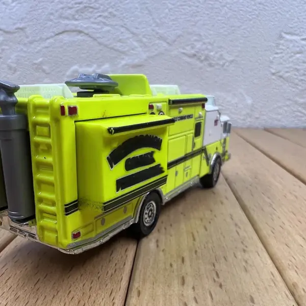 1/87 Scale Yellow Fire Truck Model Toy - Image 4