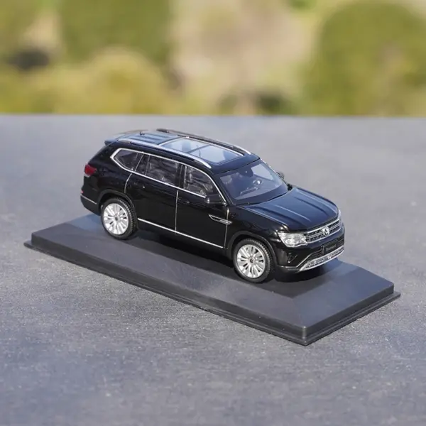 1:43 Teramont Diecast Alloy SUV Model - Image 4