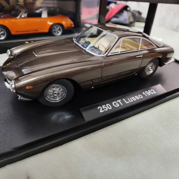 Die Cast 1/18 Scale 250 GT Lusso Model - Image 5