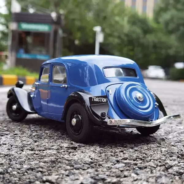 1:18 Scale Citroën Traction 1937 Diecast Model - Image 3