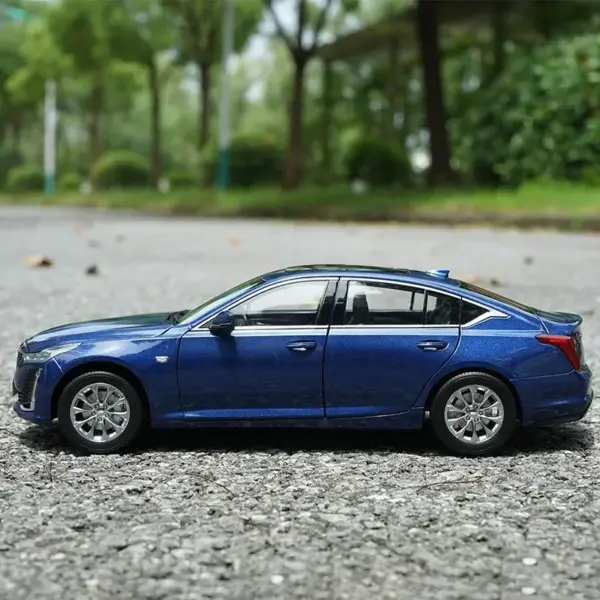 1:18 Scale Diecast Cadillac CT5 Model Car - Image 2