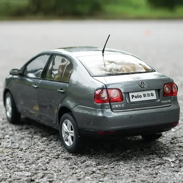 1:18 Scale Metal Diecast Car Model 24CM - Image 4