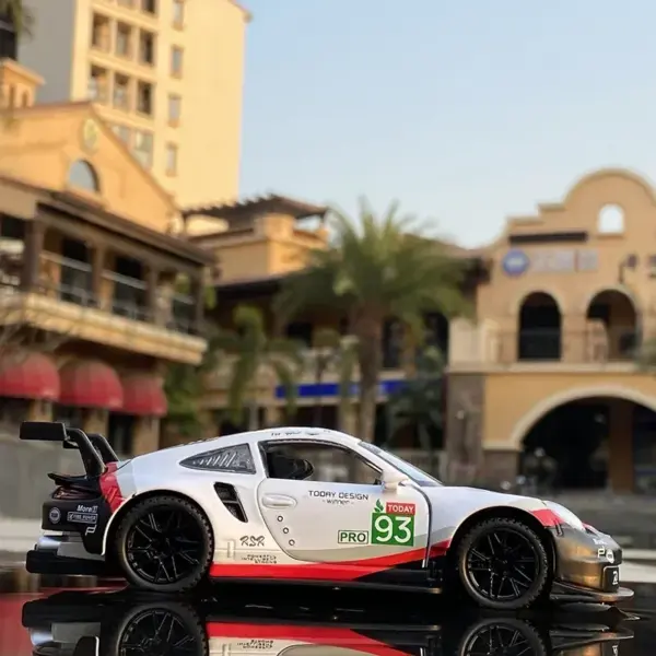 1:32 Diecast Porsche 911 GT3 RSR Model - Image 4