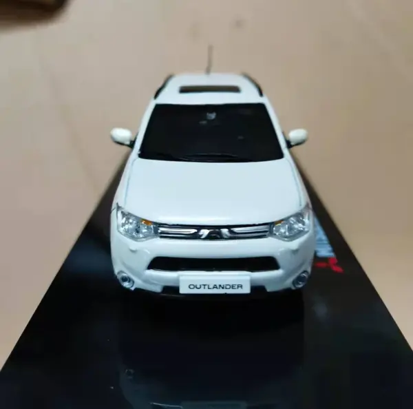 1:43 Scale Mitsubishi Outlander Diecast Model - Image 3