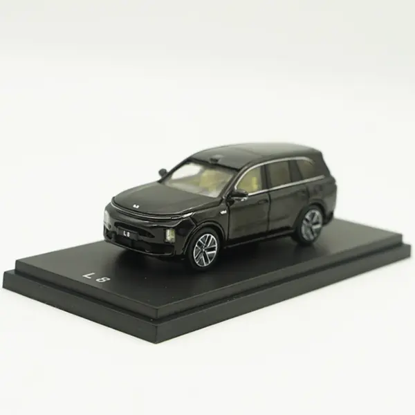 1:64 Scale L8 SUV Diecast Luxury Car Model - Image 2