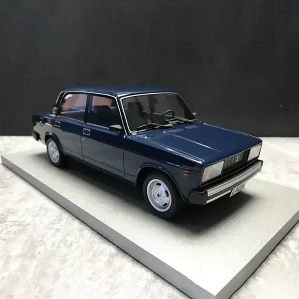 1/18 Scale Classic Lada 2105 Model Car