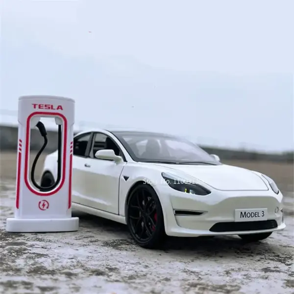 1:24 Tesla Model 3 Alloy Diecast Car Toy - Image 3