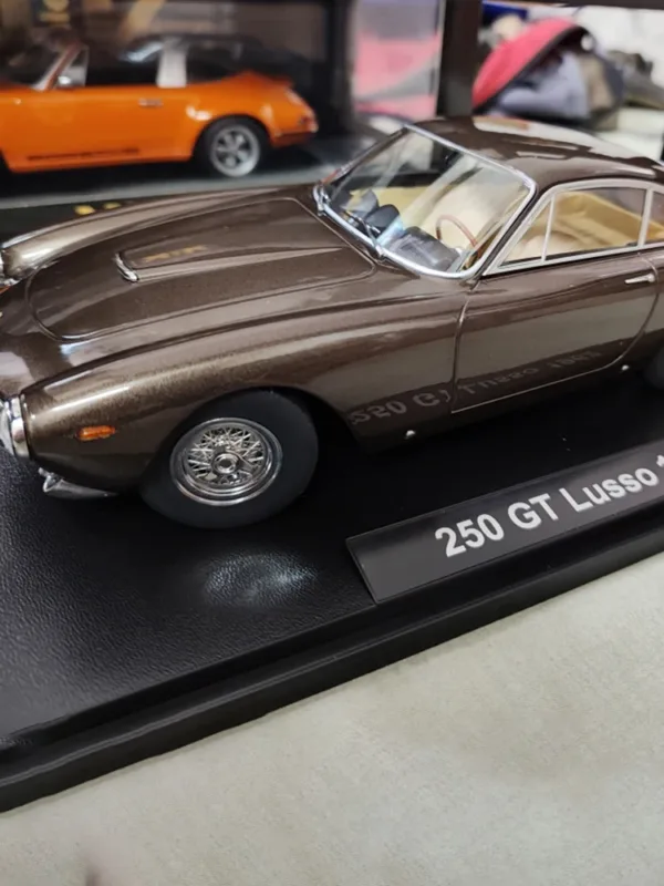 Die Cast 1/18 Scale 250 GT Lusso Model - Image 10