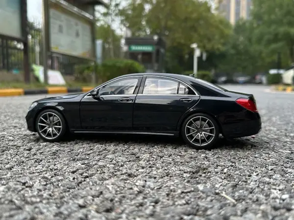 1:18 Scale Diecast Mercedes-Benz S450 W222 Model - Image 3