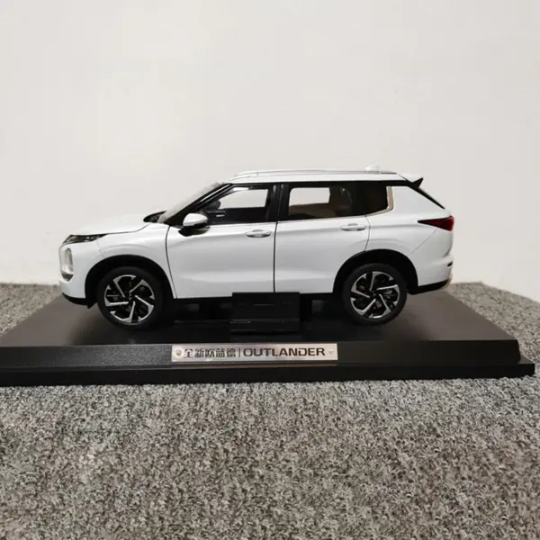 1:18 Scale OUTLANDER 2023 Diecast SUV Model - Image 3