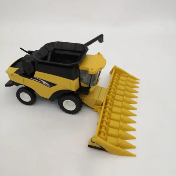 1:64 Scale CR960 Diecast Harvester Model - Image 2