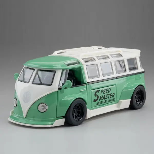 1:32 Scale T1 Diecast Bus Model with Lights - Image 10