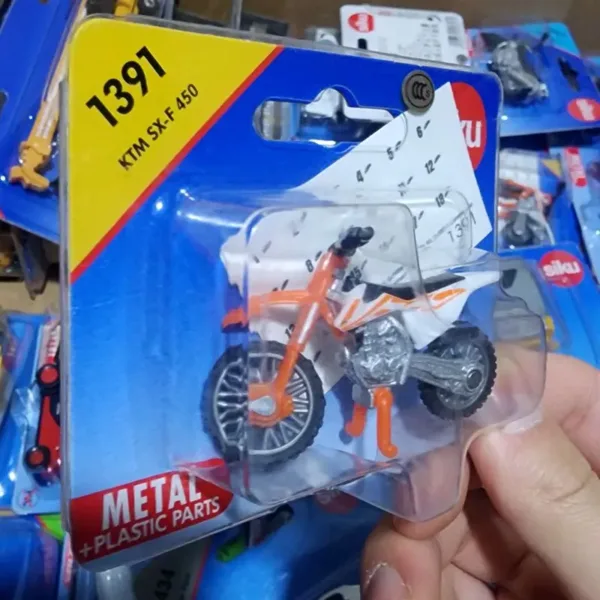 Siku 1/55 Diecast Racing Motorcycle Toy - Image 14