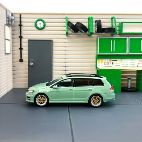 1:64 Golf 7 Travel Alloy Model with Accessories - Image 6