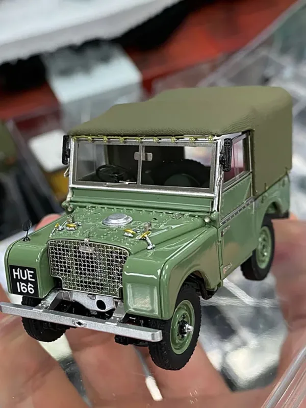 1/43 Scale Land Rover Defender Diecast Model - Image 7