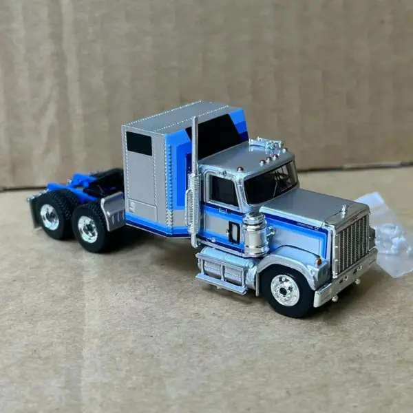 1:87 Scale GMC GENERAL Truck Model Ornament - Image 4