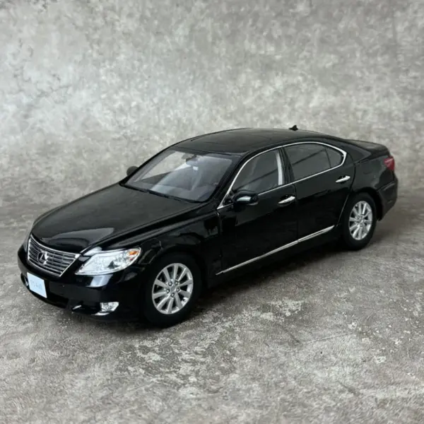 1:18 Scale Diecast Lexus LS460 Model Car