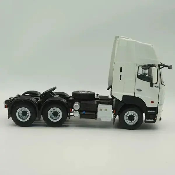 1:24 HINO 700 Alloy Tractor Truck Model - Image 2