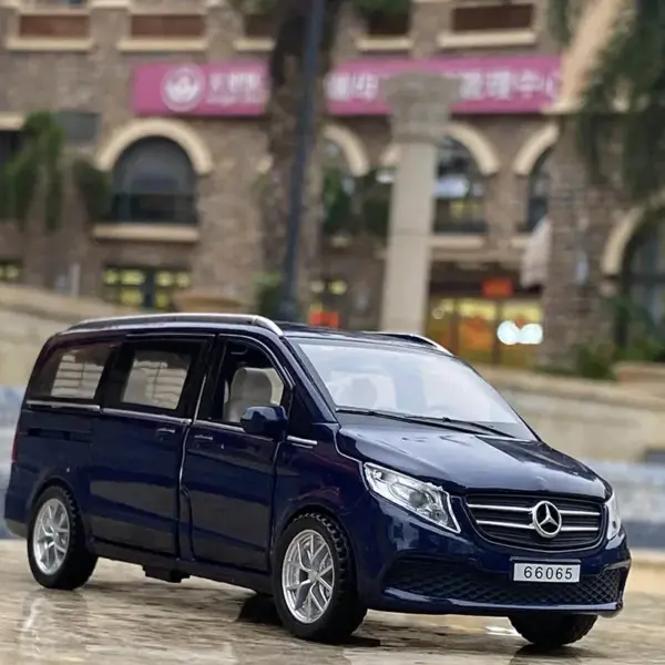 1:32 Scale Mercedes-Benz V260 Alloy Model Car - Image 3