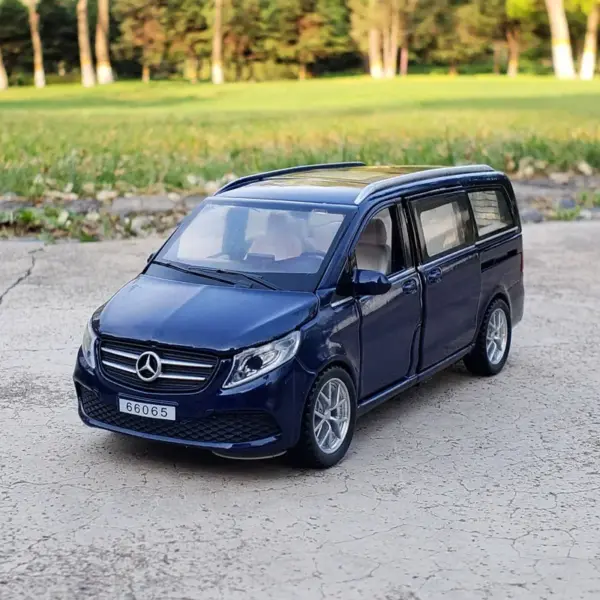 1:32 Scale Mercedes-Benz V260 Alloy Model Car - Image 4