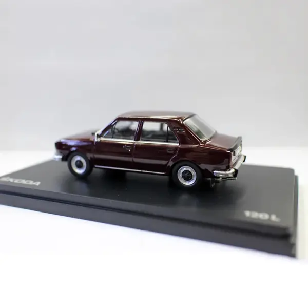 1:43 Scale Diecast Škoda 120L Model Car - Image 3