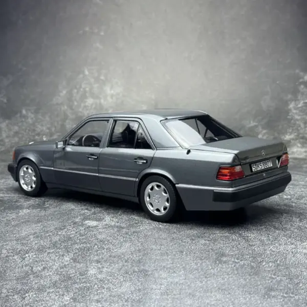 1:18 Scale Diecast Mercedes-Benz 500E Model - Image 5