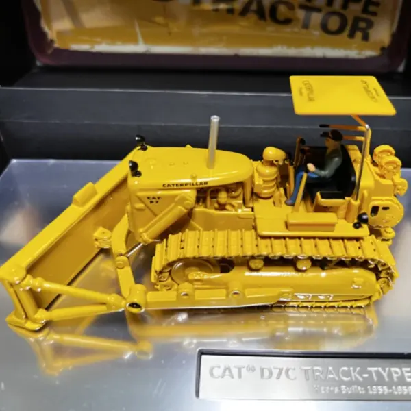 CAT D7C 1:50 Alloy Crawler Bulldozer Model - Image 3