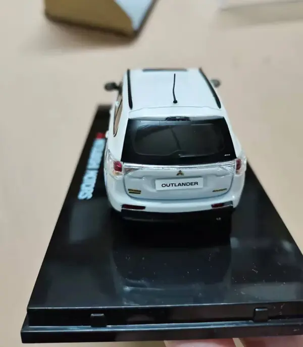 1:43 Scale Mitsubishi Outlander Diecast Model - Image 4