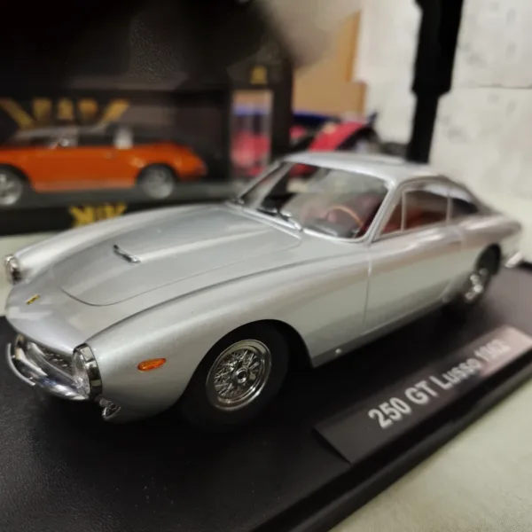 Die Cast 1/18 Scale 250 GT Lusso Model - Image 2