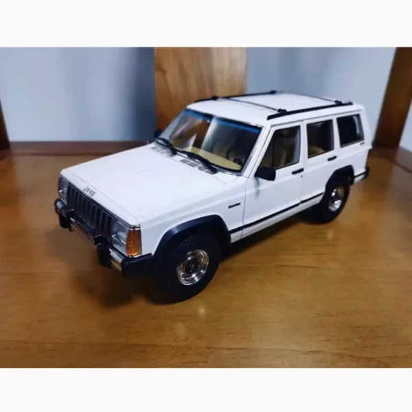 1/18 Scale White Jeep Cherokee Alloy Model