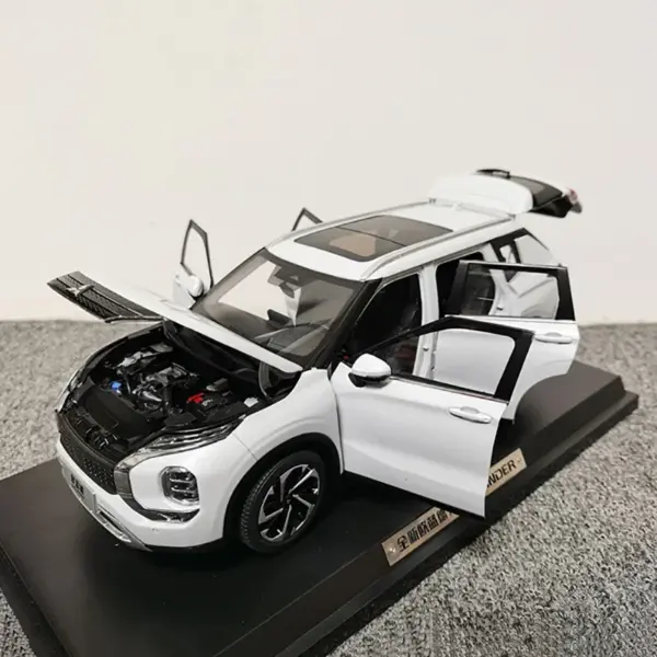 1:18 Scale OUTLANDER 2023 Diecast SUV Model - Image 4