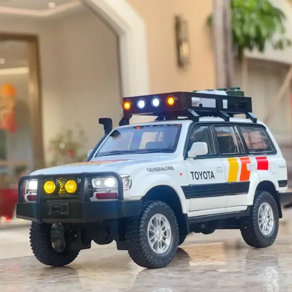 1:24 Land Cruiser LC80 Diecast Model Car