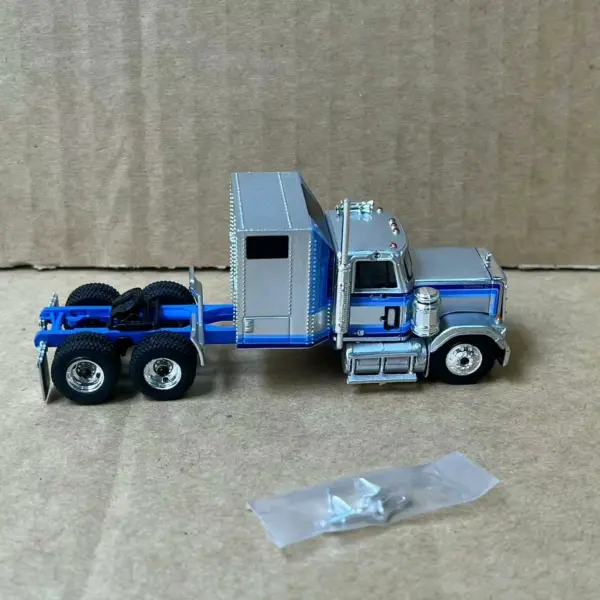 1:87 Scale GMC GENERAL Truck Model Ornament - Image 5