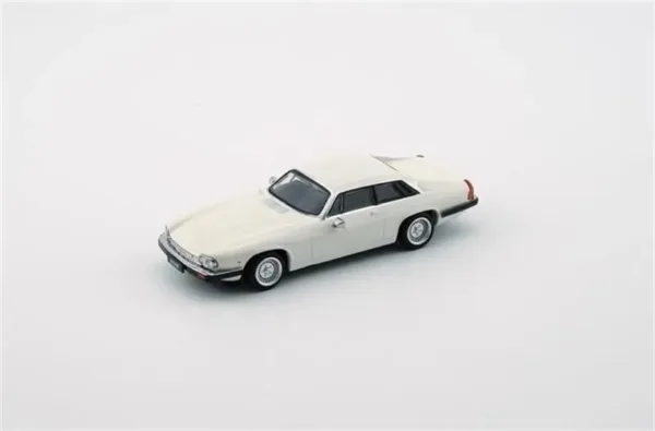 1:64 Scale Jaguar XJS 1984 Diecast Model - Image 8