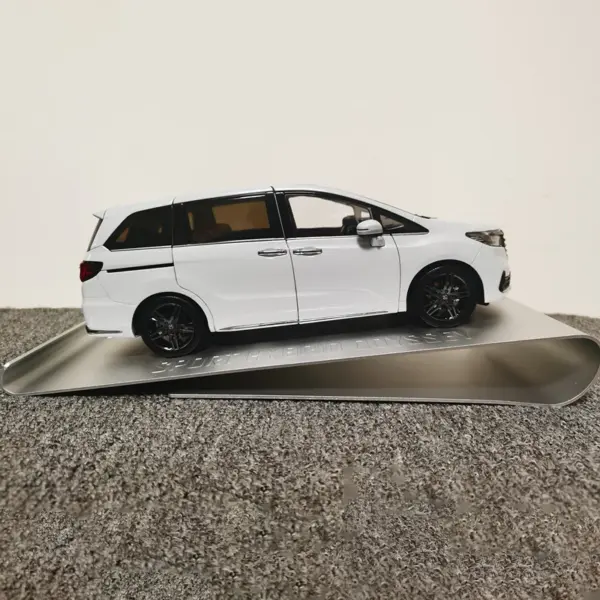 1:18 Scale 2022 ODYSSEY Diecast Car Model - Image 5