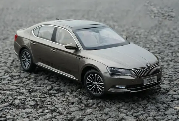 1:18 Scale Diecast Skoda Superb Car Model - Image 3