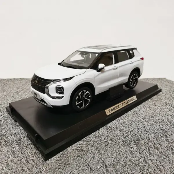 1:18 Scale OUTLANDER 2023 Diecast SUV Model - Image 2