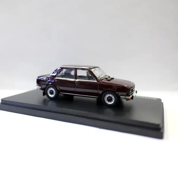 1:43 Scale Diecast Škoda 120L Model Car - Image 4