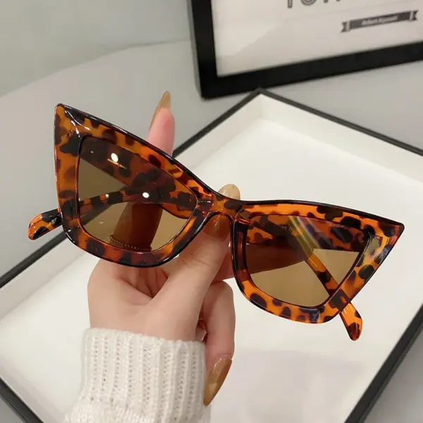 Trendy Cat Eye Vintage Sunglasses for Adults - Image 3