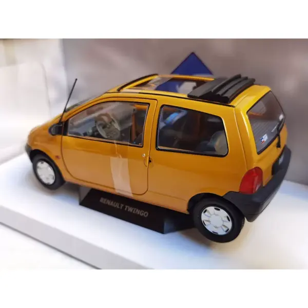 1:18 Scale Renault Twingo Diecast Model Car - Image 3