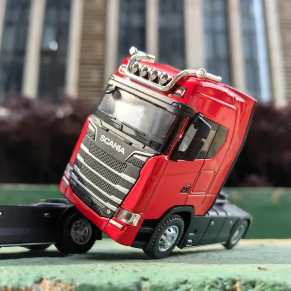 1/50 Diecast Truck Head Model with Sound & Light - Image 3