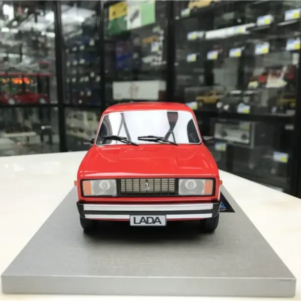 1/18 Scale LADA 2105 Diecast Model Car - Image 2